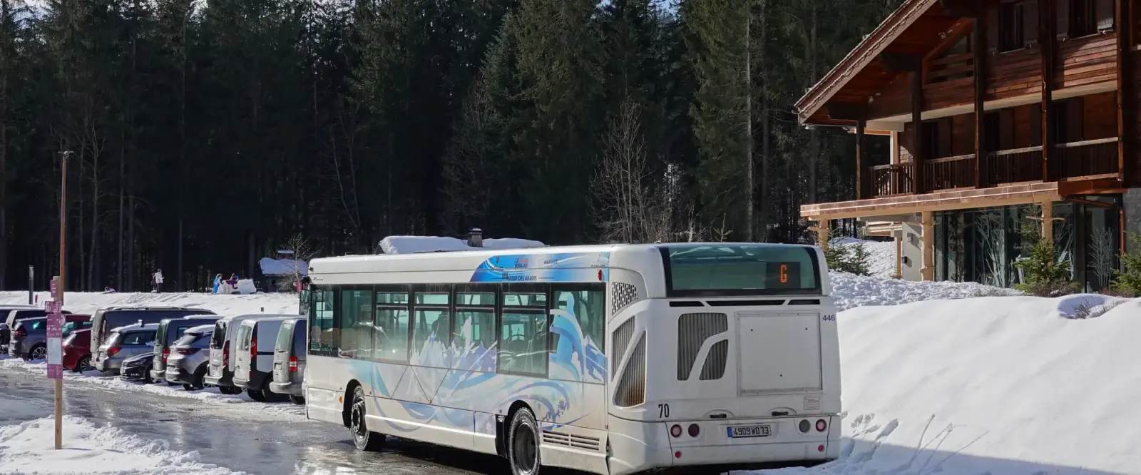 Skibus bij een halte in de sneeuw in Le Grand-Bornand